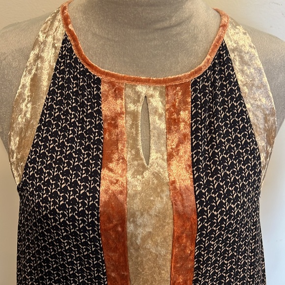 Boutique Sleeveless key hole top - Picture 2 of 7